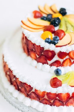 Çilekli düğün pastası