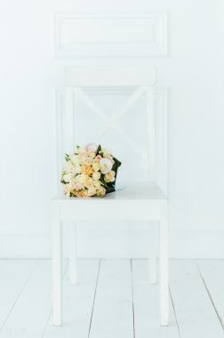 arka plan beyaz ve turuncu çiçekler bir ışık Oda