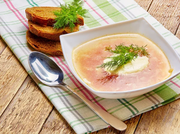 Суп из капусты с мясом, сметаной и фенхелем — стоковое фото
