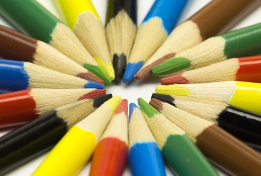 Çok çeşitli renk kalemler