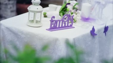 Düğün masa yaz bahçesinde dekore edilmiş