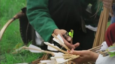 Çimenlerin üzerinde oturan okları, ortaçağ okçular hazırlanın.