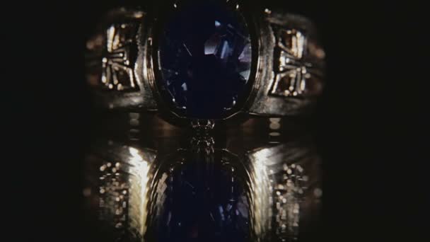 Ring met Sapphire op zwart — Stockvideo