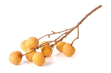 Beyaz arkaplanda izole edilmiş Longan meyveleri