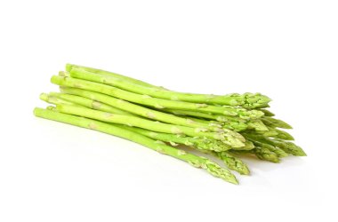 Kuşkonmaz yığını beyaz arkaplanda izole edildi. Kamera görüntüsü