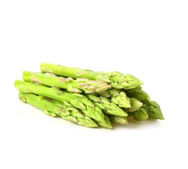 Beyaz arka planda izole edilmiş taze kuşkonmaz filizleri. fotoğraf makinesinden