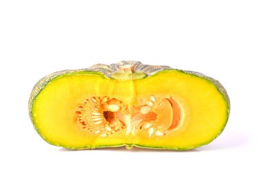 Balkabağı, beyaz arka planda yarı balkabağı. Kameradan görüntü