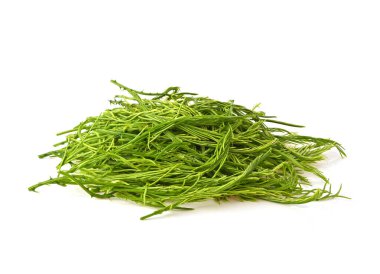 Bir yığın taze Senegalia Pennata. Kameradan beyaz arkaplanda izole edilmiş görüntü