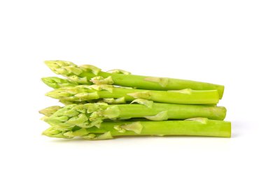 Beyaz arkaplanda kameradan izole edilmiş kuşkonmaz yığını