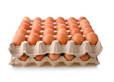 Kutuda iki ya da iki yumurta. Beyaz arka planda izole edilmiş paketlenmiş tavuk yumurtaları. Kameradan görüntü