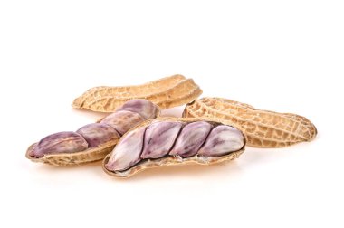 iki haşlanmış fıstık, fıstık, fındık, soyulmamış ve soyulmuş fıstık kameradan izole edilmiş beyaz arka plan görüntüsü.