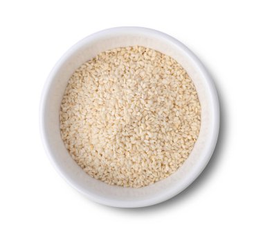 Beyaz arka planda izole edilmiş beyaz seramik kasedeki beyaz susam tohumları. Kameradan en üstteki görüntü