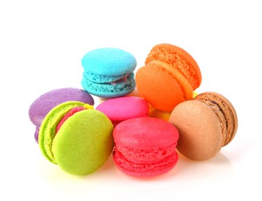 Beyaz bir arkaplanda izole edilmiş renkli mini pasta kurabiyeleri. Kamera görüntüsü.