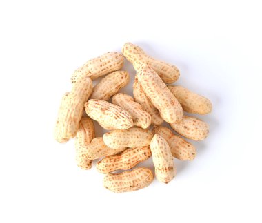 Kaynamış fıstık, fıstık, fındık, soyulmamış fıstık yığını beyaz arka plan görüntüsünde kameradan izole edilmiş.