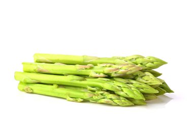 Beyaz arka planda izole edilmiş taze kuşkonmaz filizleri. fotoğraf makinesinden