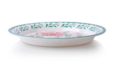 Çiçek desenli Tayland emaye tepsisi beyaz arka planda izole edilmiş geleneksel Tayland yemeği tepsisi. Kameradan yan görüntü