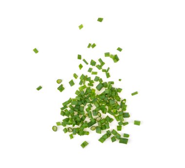 Taze taze soğan, doğranmış yeşil soğan beyaz arka planda izole edilmiş. Kameradan en üstteki görüntü