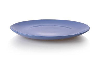 Açık mavi, mavi seramik plaka beyaz arka planda izole edilmiş. Kameradan görüntü