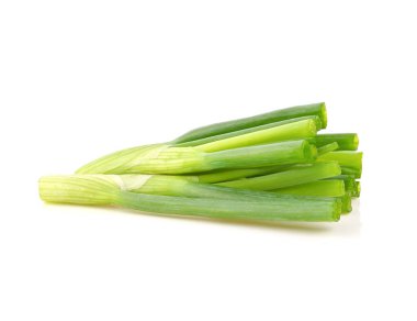 İki yeşil taze soğan, doğranmış yeşil soğan beyaz arka planda izole edilmiş. Kameradan görüntü