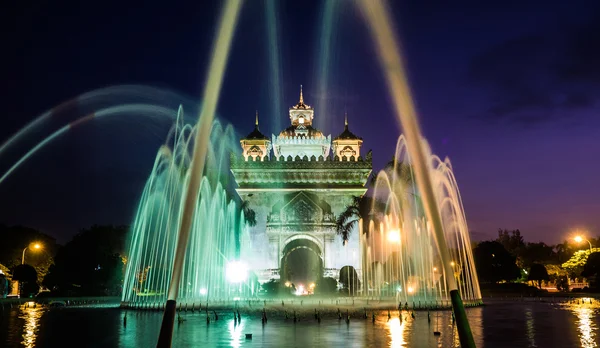 Patuxai, zafer kapısı anıt gece Vientiane, Laos