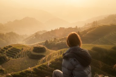 Güneş doğarken pirinç terasları üzerinde seyir