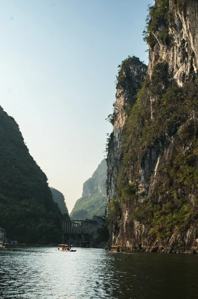 Nehri Vadisi Dağları ile çevrili