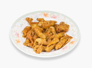 Beyaz bir tabak kızarmış tavuk