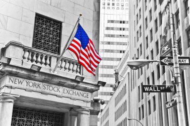 Yan girişe bir sokak tabelası Wall Street ve New York Menkul Kıymetler Borsası