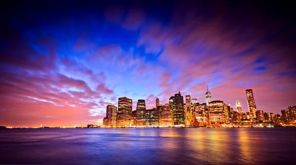 El horizonte de Manhattan en el crepúsculo — Foto de Stock