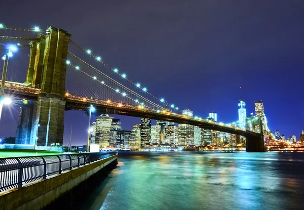 Brooklyn bridge a manhattan skyline v noci. — Stock fotografie