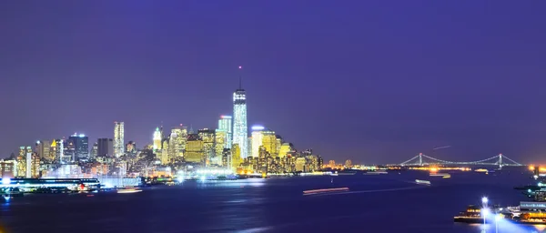 Panorama na dolnym Manhattanie w nocy. — Zdjęcie stockowe