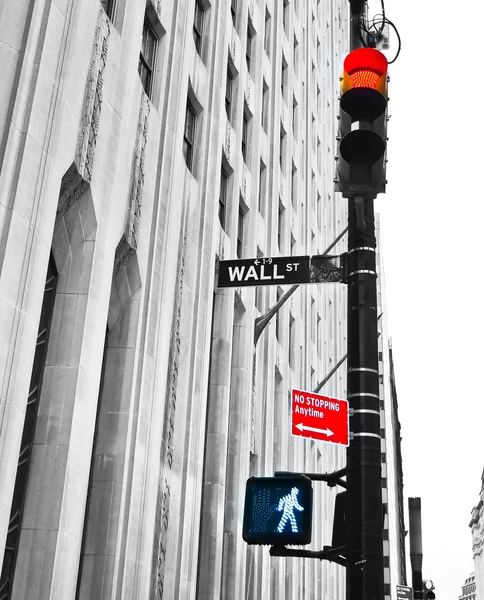 Señal de carretera y semáforos de Wall Street . — Foto de Stock