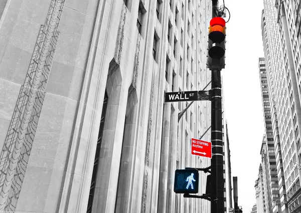 Señal de carretera y semáforos de Wall Street . — Foto de Stock