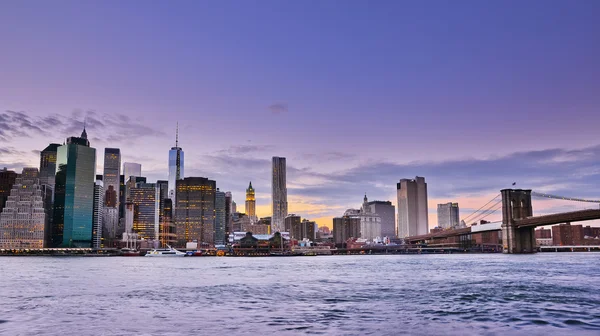 De skyline van Manhattan in schemerlicht. — Stockfoto