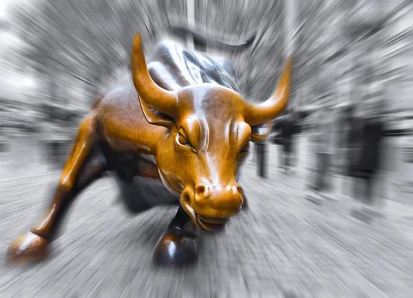 Cargando escultura Bull en Wall Street en la ciudad de Nueva York — Foto de Stock