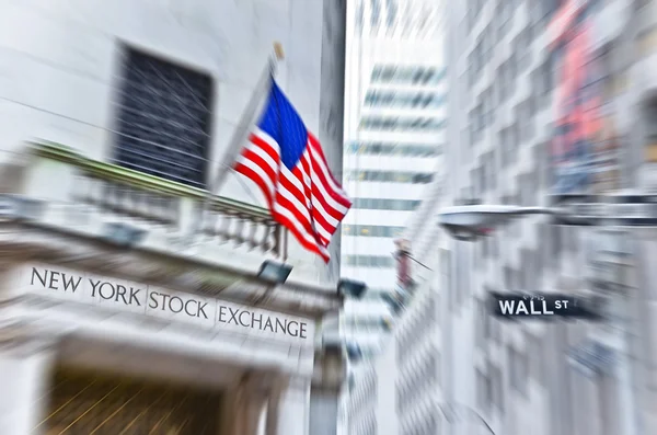 La entrada lateral de la Bolsa de Valores de Nueva York y un cartel de Wall Street — Foto de Stock