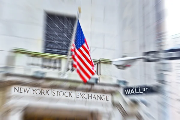 Az oldalsó bejáratánál, egy utcanévtábla, a Wall Street és a New York Stock Exchange — Stock Fotó