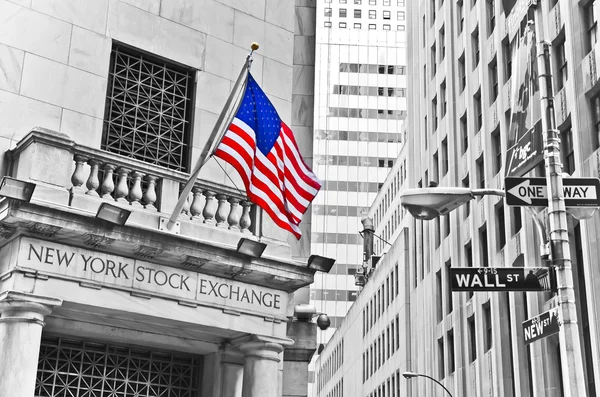 Der Seiteneingang der New Yorker Börse und ein Straßenschild der Wall Street — Stockfoto