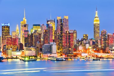 New york skyline alacakaranlıkta.