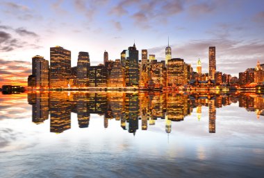 Manhattan siluetinin yansıması alacakaranlıkta.