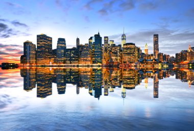 Manhattan siluetinin yansıması alacakaranlıkta.