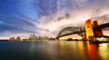 Sydney Harbour Kirribilli North Sydney her gece karanlığında bakıldığında Panorama