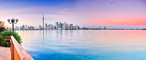 Панорама города Торонто отражается на озере
.