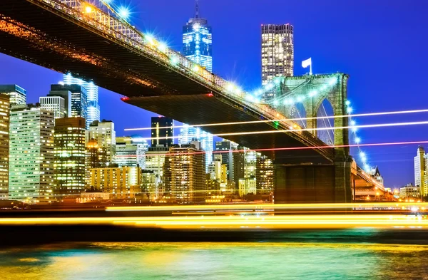 Brooklyn Bridge et Manhattan Skyline la nuit . — Photo