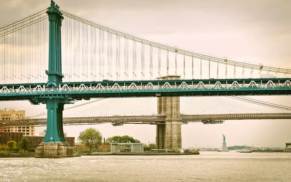 Vista da Ponte de Manhattan, Ponte de Brooklyn e Estátua da Liberdade . — Fotografia de Stock