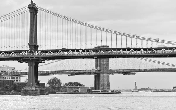 Vista da Ponte de Manhattan, Ponte de Brooklyn e Estátua da Liberdade . — Fotografia de Stock