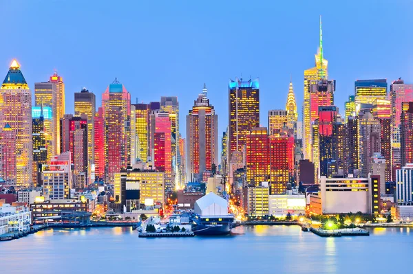 New York skyline at dusk. — Stock Photo, Image