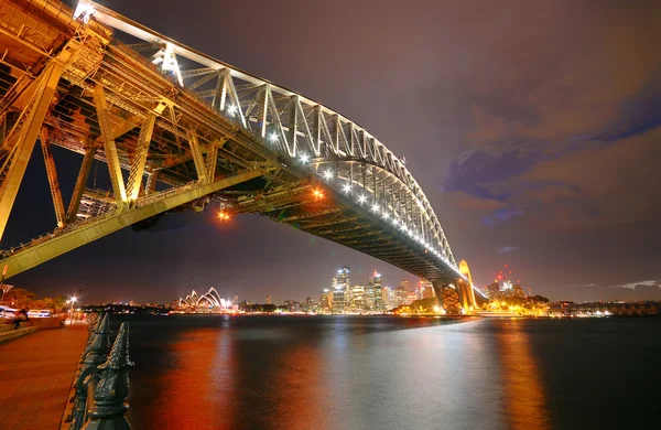 Σίδνεϊ στον ορίζοντα και τη γέφυρα του λιμανιού το βράδυ — Φωτογραφία Αρχείου