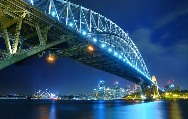 Sydney Skyline et Harbor Bridge la nuit — Photo