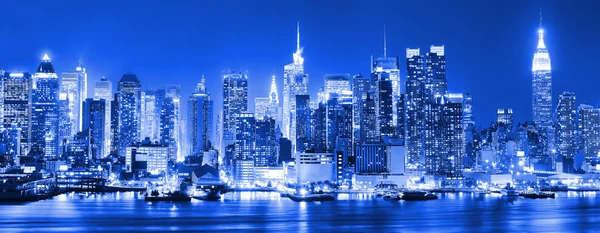 Manhattan Skyline bei Nacht. — Stockfoto